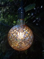Snoerpendel met decoratieve lamp. Pendelarmatuur met retro lamphouder, retro led lamp en plafondkap. Fitting E27 zwart met sierlijke ledlamp in de vorm van een bewerkte bol als lichtbron.