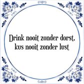 Tegeltje met Spreuk (Tegeltjeswijsheid): Drink nooit zonder dorst, kus nooit zonder lust + Kado verpakking & Plakhanger