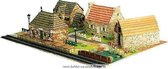 Diorama van een dorpje met 2 huizen, een hooischuur en een station