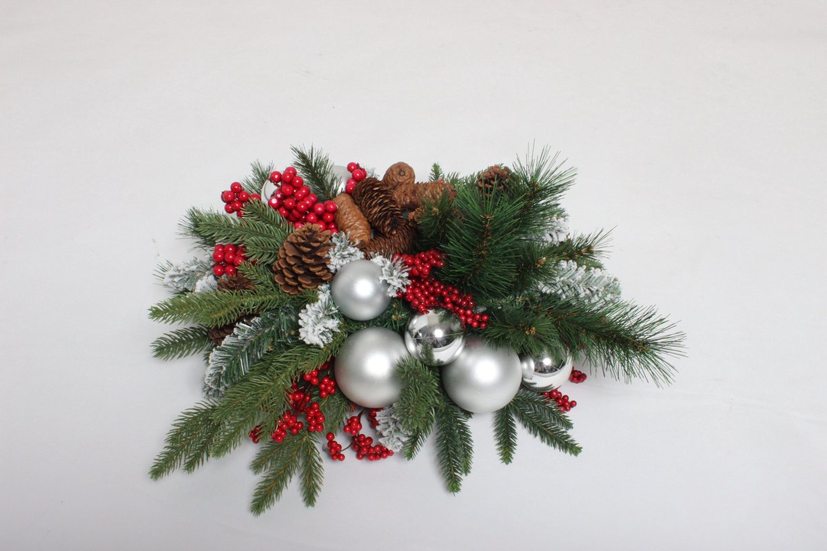 bol.com | Kerststukje voor op tafel met Zilveren kerstballen en