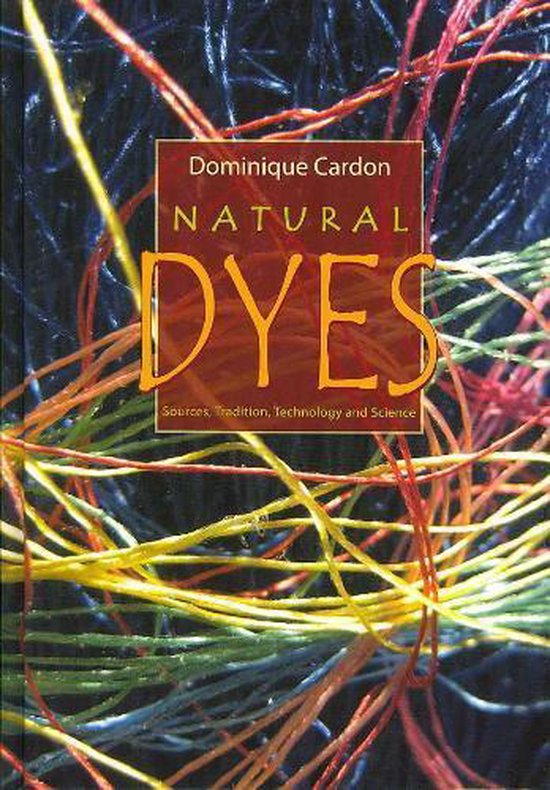 Livre "Natural Dyes" avec une couverture rouge ornée de fils multicolores.