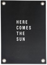 Villa Madelief | Tuinposter Letterbord Here comes the Sun | 70x100cm | Vinyl | Tuindecoratie