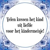 Tegeltje met Spreuk (Tegeltjeswijsheid): Velen kussen het kind uit liefde voor het kindermeisje! + Kado verpakking & Plakhanger