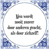 Tegeltje met Spreuk (Tegeltjeswijsheid): Men wordt nooit zozeer door anderen geacht, als door zichzelf! + Kado verpakking & Plakhanger