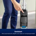 Close-up van de zwarte BISSELL CrossWave, met tekst 'Snelstart' en 'Met automatische afgifte van water en reinigingsmiddel'.