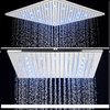 Twee vierkante chromen douchekoppen met blauwe LED-verlichting, met waterstralen.