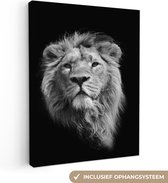 Canvas Schilderij Aziatische leeuw tegen zwarte achtergrond in zwart-wit - 90x120 cm - Wanddecoratie