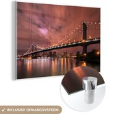 MuchoWow® Glasschilderij 120x80 cm - Schilderij acrylglas - De Brooklyn Bridge in Amerika bij een rode avondlucht - Foto op glas - Schilderijen