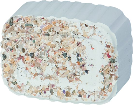 Witte piksteen met schelpen en mineralen, voor vogels.