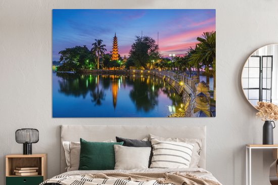 La plus ancienne pagode de Hanoi au Vietnam avec un ciel coloré Toile 180x120 cm - Tirage photo sur Toile Peinture (Décoration murale salon / chambre) XXL / Groot format!