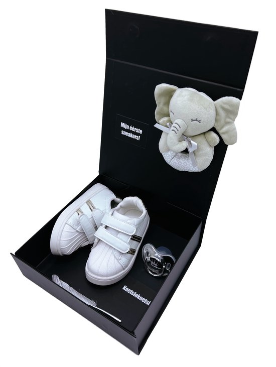 Kraamcadeau - dreumes - 1e verjaardagscadeau - sneakers knuffel rammelaar en speen -ook rechtstreeks te vesturen met kaart van Het Kleinste Wonder — afbeelding 2
