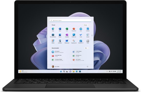Zwarte Microsoft Surface laptop met verlicht scherm dat het Windows 11 startmenu toont.