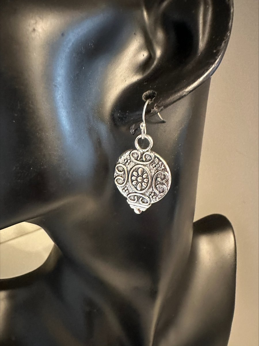 Boho zilverkleurige oorbellen dicht rond met puntje | Make up | Parfum | Moederdag | Verjaardagscadeau| Cadeautje| Valentijnsdag| Kado | sieraden | vaderdag | oorbellen | oorsieraden