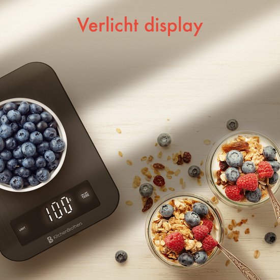 Balance de cuisine KitchenBrothers noire avec un bol de myrtilles, l'écran numérique affiche "100g".