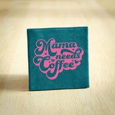 Tegeltje - Mama needs coffee | Turquoise | 10x10cm - Interieur - Wijsheid - Tegelwijsheid - Spreuktegel - Keramiek - BONT