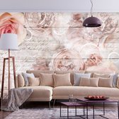 Fotobehangkoning - Behang - Vliesbehang - Fotobehang - Rose Work - Bloemen - Pioenrozen - Rozen op Houten Planken - 400 x 280 cm