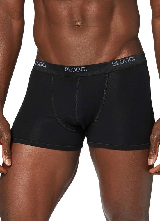 Zwarte Sloggi boxer op model, met logo-band.