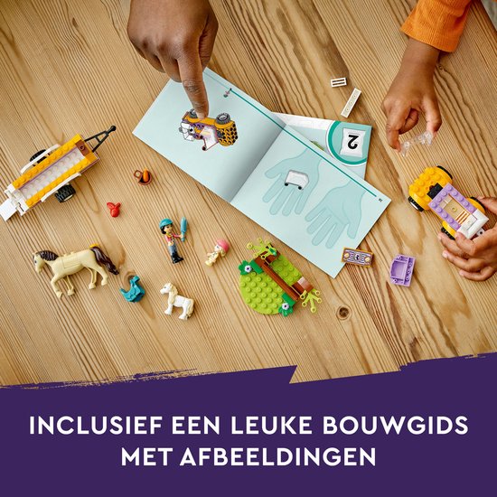 Des enfants construisent l'ensemble de remorque à chevaux LEGO Friends avec un livret d'instructions.