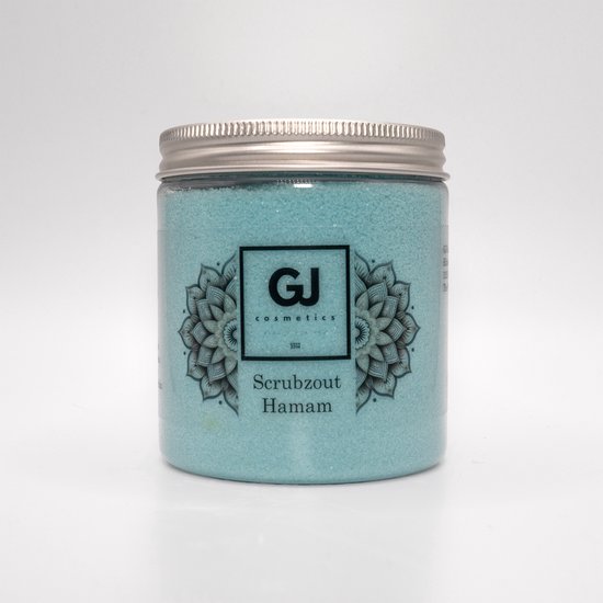 GJ Cosmetics Scrubzout Hamam in een doorzichtige pot met lichtblauwe korrels en een zilveren deksel.