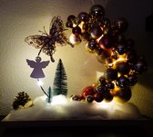 Kerststuk - Cadeau - Kerstballen - Ring - Kerstman - Verlichting