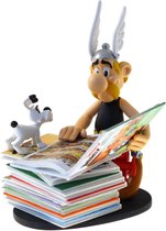 Asterix en Idéfix met een stapel Asterix stripboeken -2e Editie - Plastoy