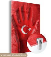 MuchoWow® Glasschilderij 120x160 cm - Schilderij acrylglas - Een hand vormt de Turkse vlag - Foto op glas - Schilderijen