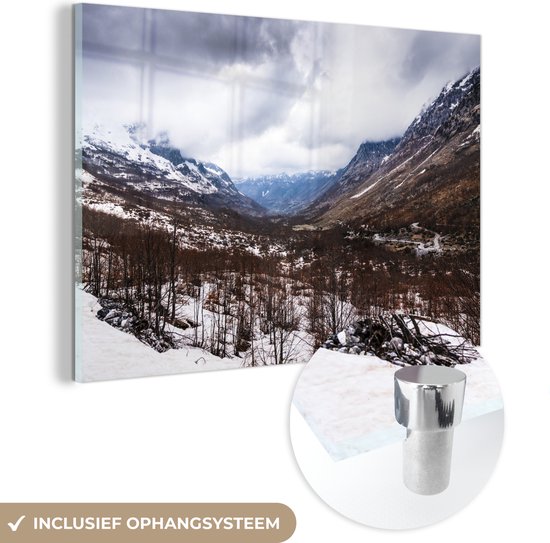 MuchoWow® Glasschilderij 90x60 cm - Schilderij acrylglas - Strenge winter in het waanzinnige landschap van Theth in Albanië - Foto op glas - Schilderijen