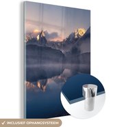 MuchoWow® Glasschilderij 60x80 cm - Schilderij acrylglas - Landschap - Water - Berg - Sneeuw - Zonsondergang - Foto op glas - Schilderijen