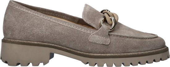 Zijzicht grijze suède loafer met beige schakeldetail en dikke zool.