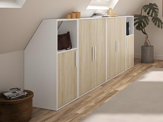 Witte kast met naturel houten deuren onder schuin dak. Nis met tas rechts, nis met boeken links.