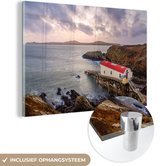 MuchoWow® Glasschilderij 180x120 cm - Schilderij acrylglas - De thuishaven van een reddingsboot in Wales - Foto op glas - Schilderijen