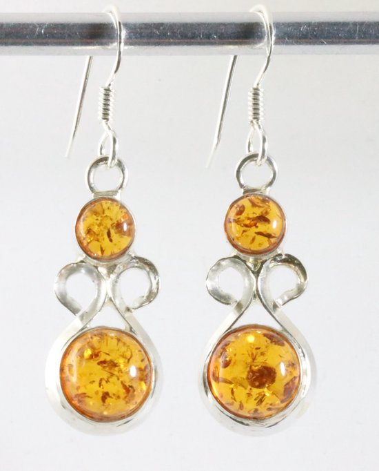 Opengewerkte zilveren oorbellen met amber