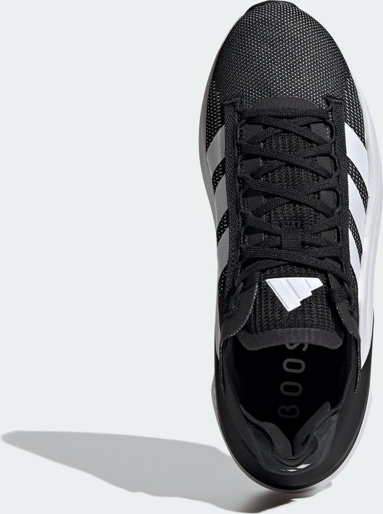 Vue de dessus de baskets noires pour femme avec bandes blanches Adidas et inscription 'BOOST' sur la semelle.