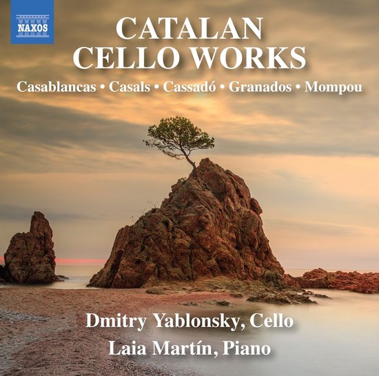 Albumhoes 'Catalan Cello Works' met op de voorgrond een rotsachtige eilandje met een boom, op een strand bij zonsondergang. Titel en artiesten vermeld.