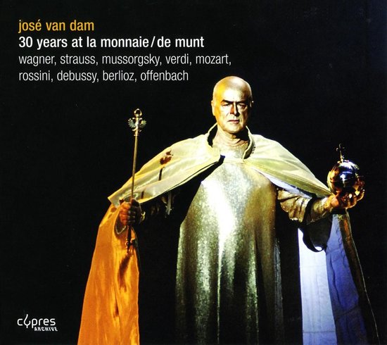 José van Dam in een glimmend gouden kostuum met een cape, met een scepter in zijn hand.