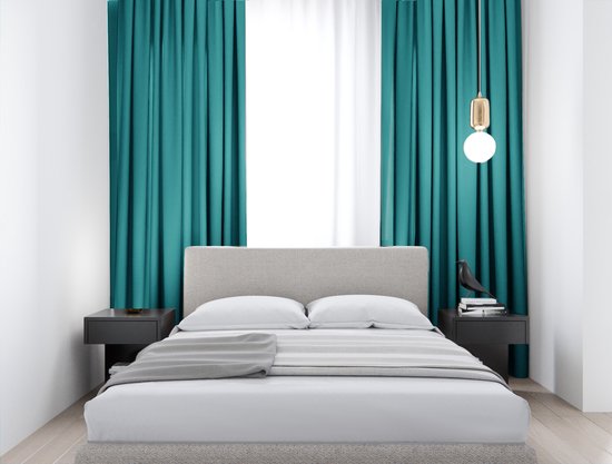 Slaapkamer met een bed, nachtkastjes en twee grote, petrolkleurige gordijnen voor een raam.