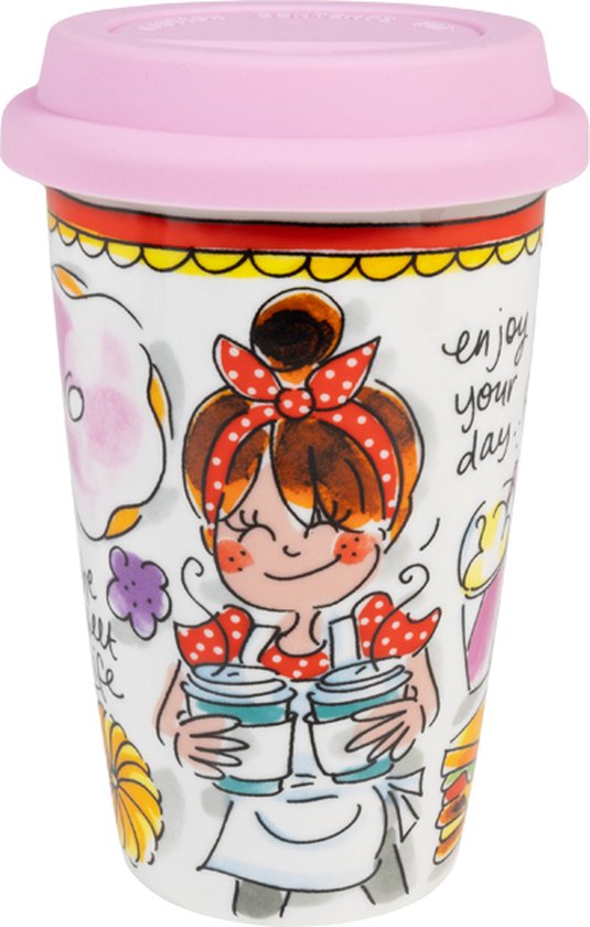 Tasse à emporter Blond Amsterdam illustrant une fille aux cheveux roux à pois et un tablier, tenant deux tasses à café avec le texte 'enjoy your day..'.