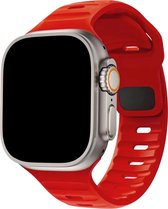 Outdoor Siliconen Sport Band - Rood - Geschikt voor iWatch 42mm - 44mm - 45mm - 49mm - Waterproof heavy duty silicone smartwatchband - Voor Apple Watch Series Ultra 9 8 7 6 5 4 3 2 1 SE grote modellen