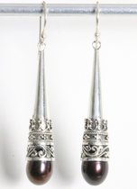 Traditionele bewerkte lange zilveren pegel oorbellen met zwarte parel