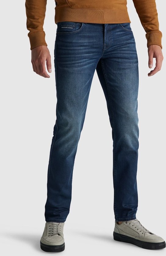 Man met donkerblauwe PME Legend jeans, zicht van voren.