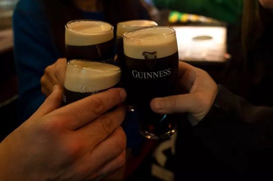 Guinness Home Bar Pack - Zwaartekracht Pint Glazen, Bar Handdoek & Speelkaarten