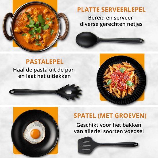Een platte serveerlepel, pastalepel en spatel met groeven, naast gerechten.