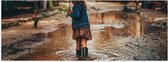 Poster (Mat) - Meisje - Regen - Laarzen - Paraplu - Plas - 150x50 cm Foto op Posterpapier met een Matte look