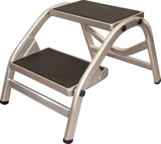 Een tweeledige aluminium opstap met zwarte anti-slip treden, met gebogen zijkanten.
