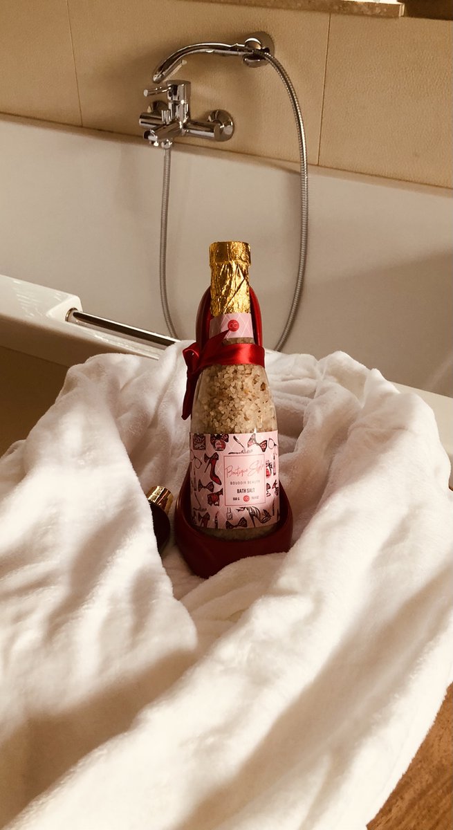 Bad verwen Box - witte fleece badjas unisex - rode pump met fles badzout - wijnfleshouder - ideaal Valentijngeschenk