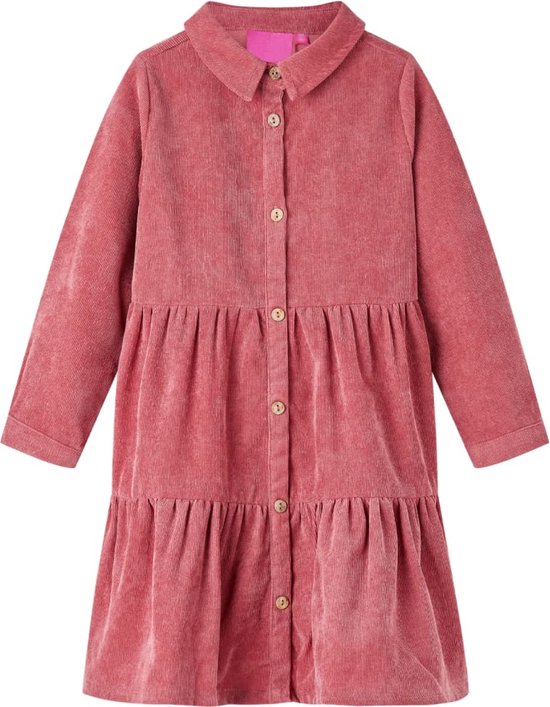 Roze ribfluwelen jurk met lange mouwen, kraag en knopen, gedragen door een etalagepop.