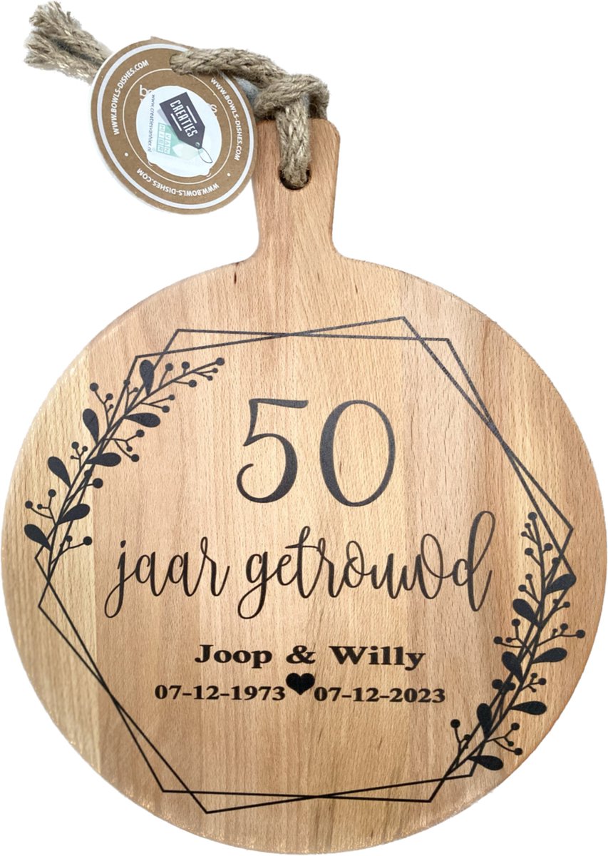 Creaties van Hier - serveerplank - 50 jaar getrouwd (rand tak) - 45 cm - gepersonaliseerd cadeau - hout