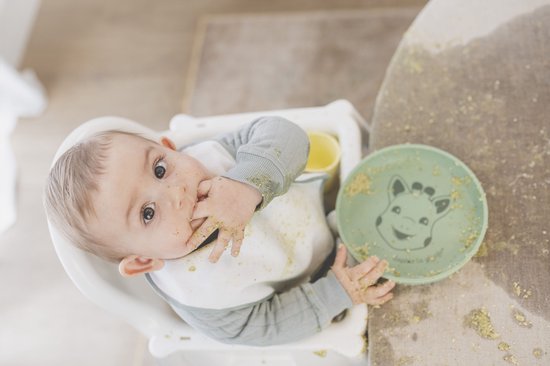Sophie de giraf Maaltijdset - Kinder servies - Kinderbord - Drinkbeker - Kinder bestek - Siliconen - In witte geschenkdoos - Vanaf 6 maanden - 4-Delig van Sophie de Giraf. — afbeelding 3