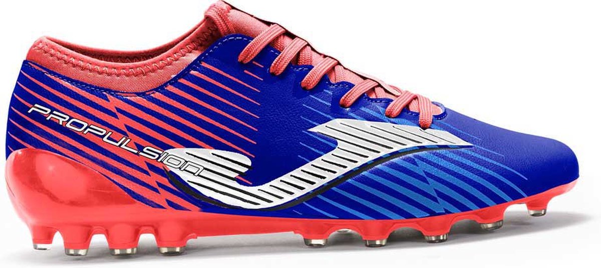 Joma Propulsion Cup Ag voetbalschoenen in blauw en rood, met ONE PIECE-technologie en noppen voor grip op het veld.