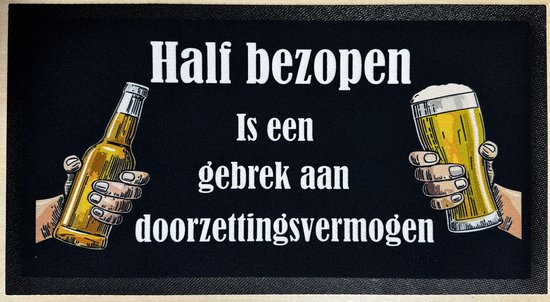 Zwarte deurmat met witte tekst: 'Half bezopen Is een gebrek aan doorzettingsvermogen'. Twee handen houden een bierflesje en een glas bier vast.